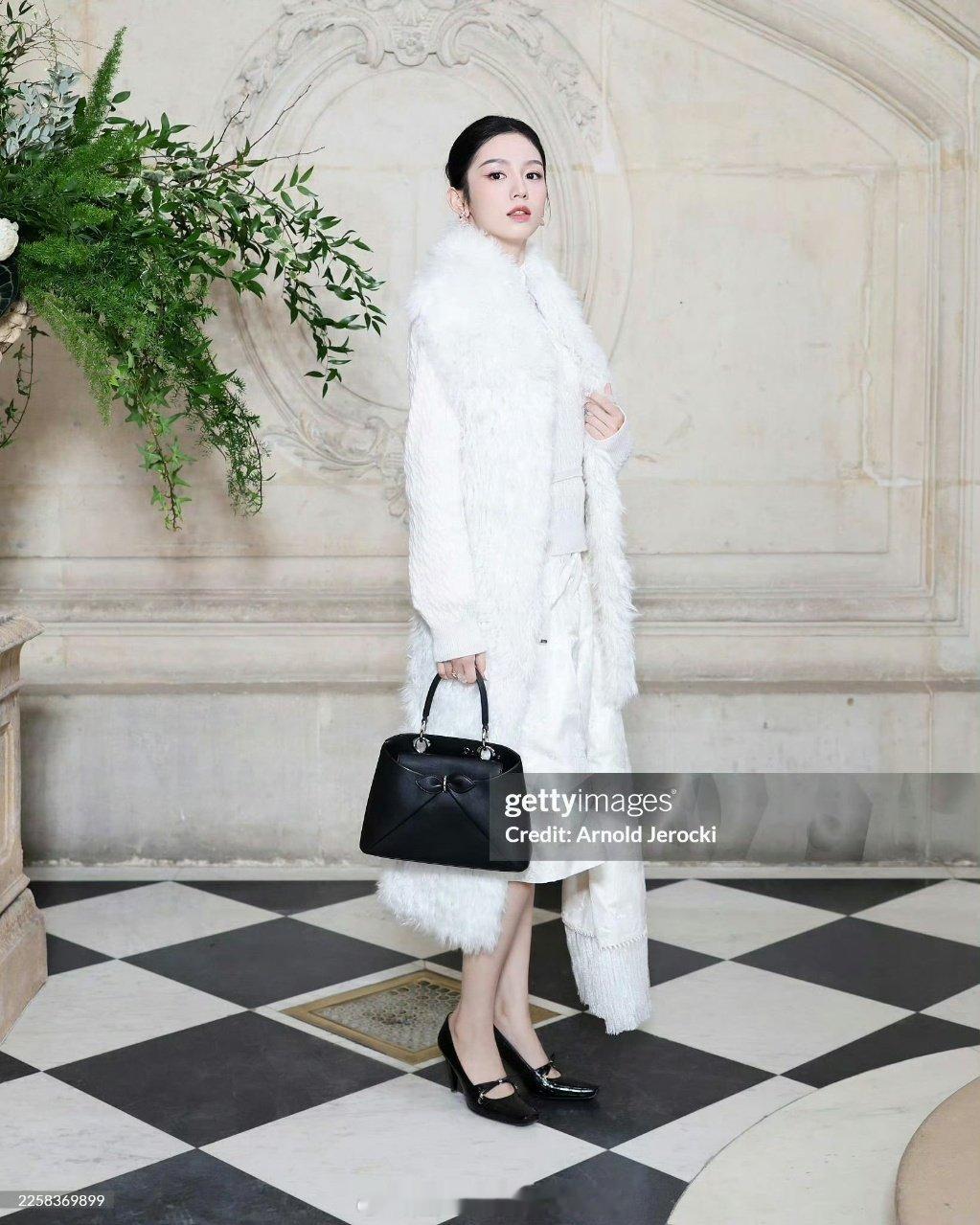 周迅魏大勋周也巴黎时装周G社生图周迅魏大勋周也G社生图 哇状态都好好啊！ 娱乐