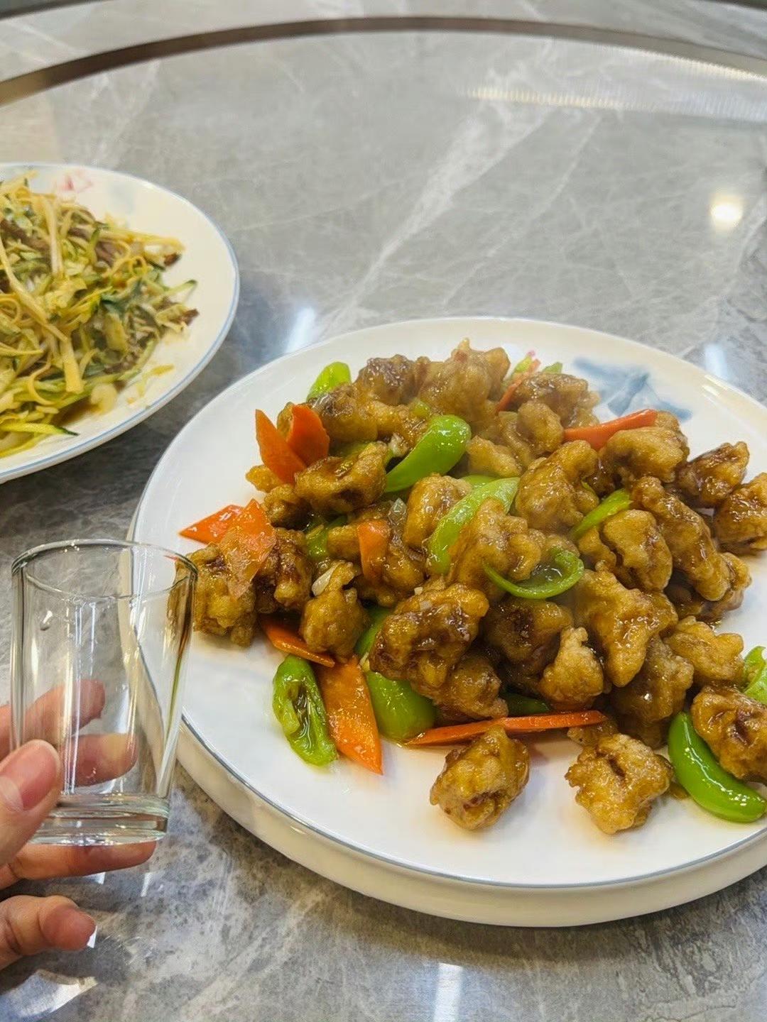 “不提供碗筷还开啥饭店，难道让顾客用手抓着吃？”这话听着糙，却实实在在说到了大伙