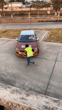 拿根绳子是准备把学员勒死吗