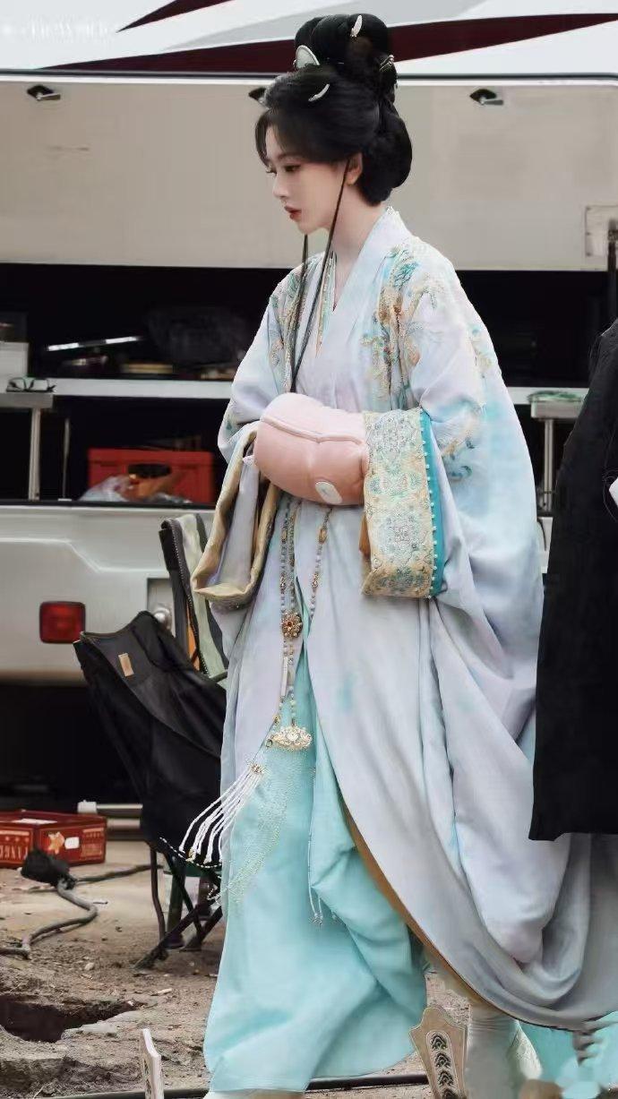 孔雪儿古装仪态 哇塞！孔雪儿新剧昭阳公主路透美到失语，古装仪态优雅，华丽富贵感拉