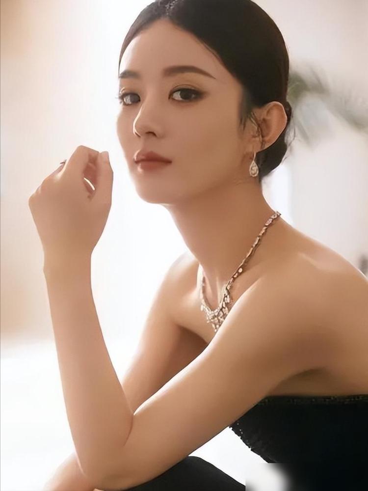 10万块在现在的娱乐圈可能连套高定租金都不够，但赵丽颖当年却靠这笔“人情款”砸出