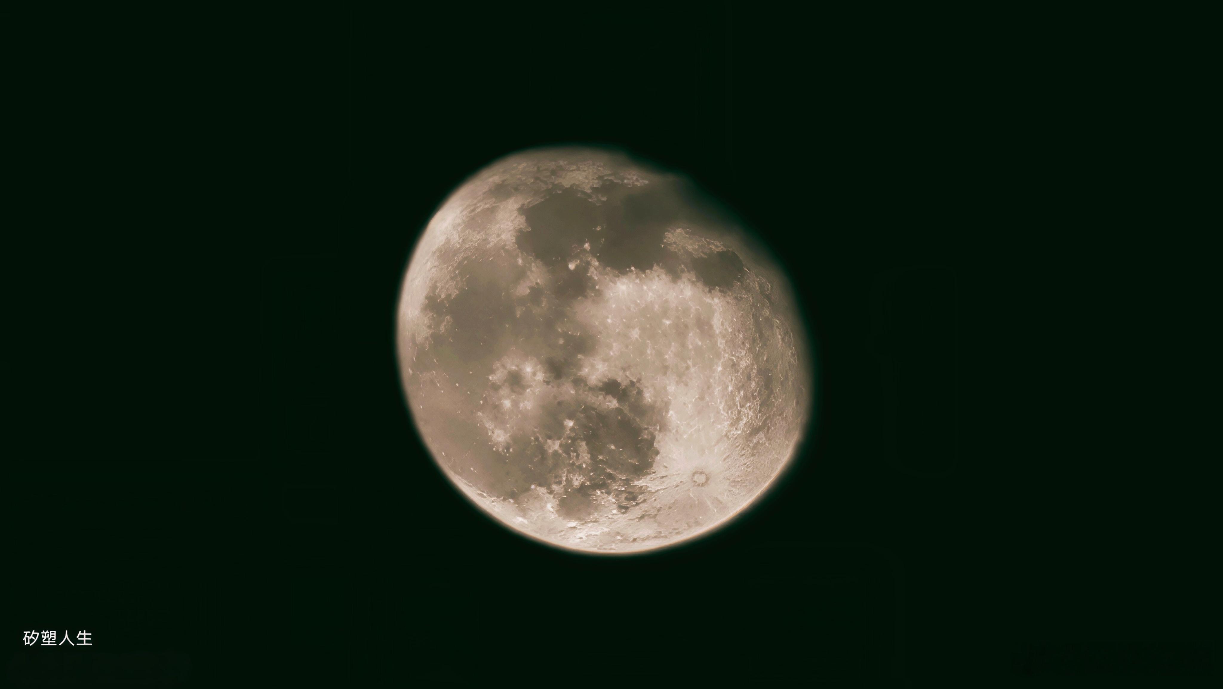 今天所有的声音都安静下来了！只剩月亮在轻轻哼歌！晚安 🌙 