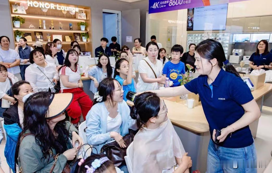 家里一个小侄女高考完了，准备买手机了，本来想买iPhone，但是觉得有点贵，看国