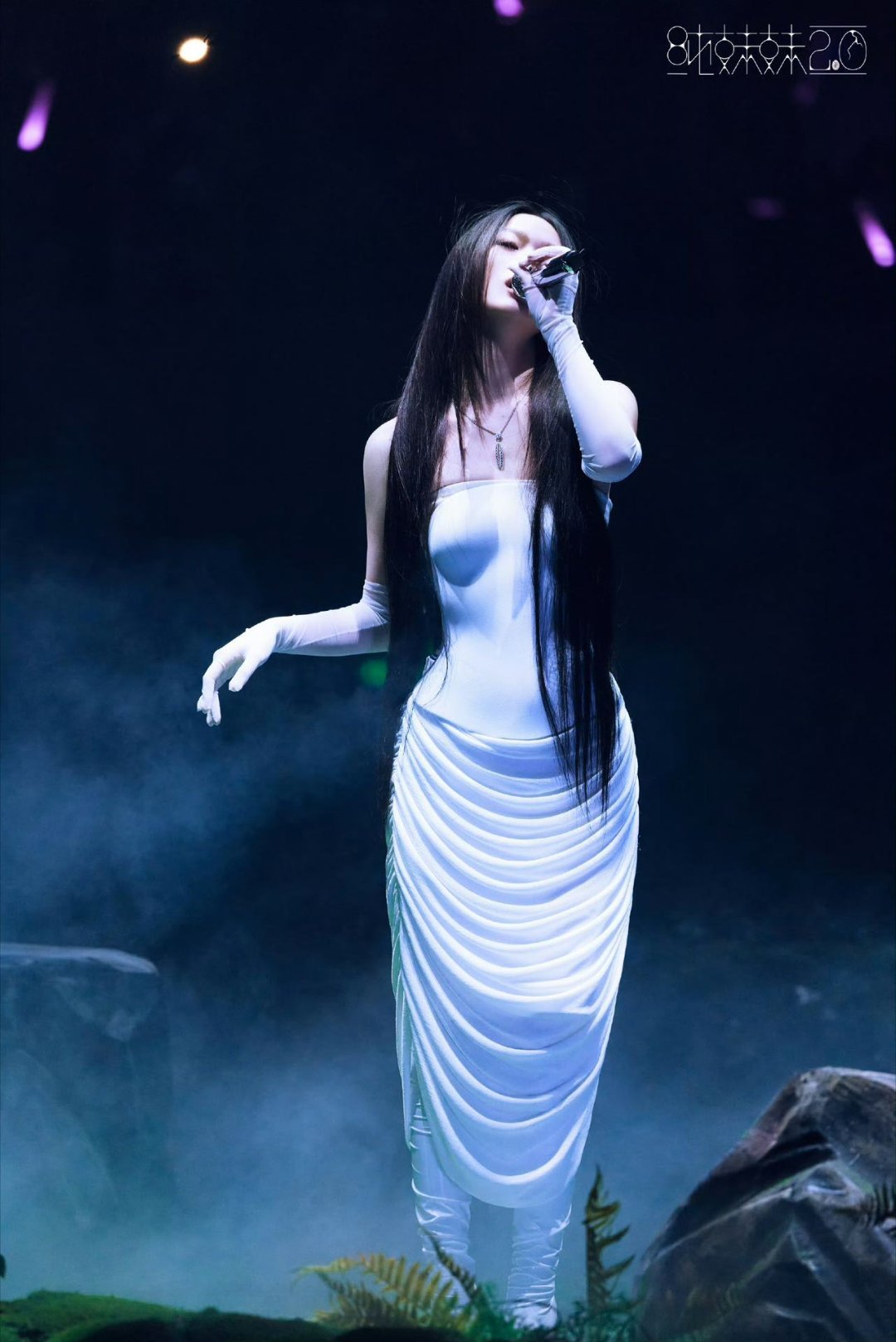 单依纯一套更比一套夯单依纯巡演高定大赏纯白仙裙到红焰披风，高定造型一套比一套惊艳