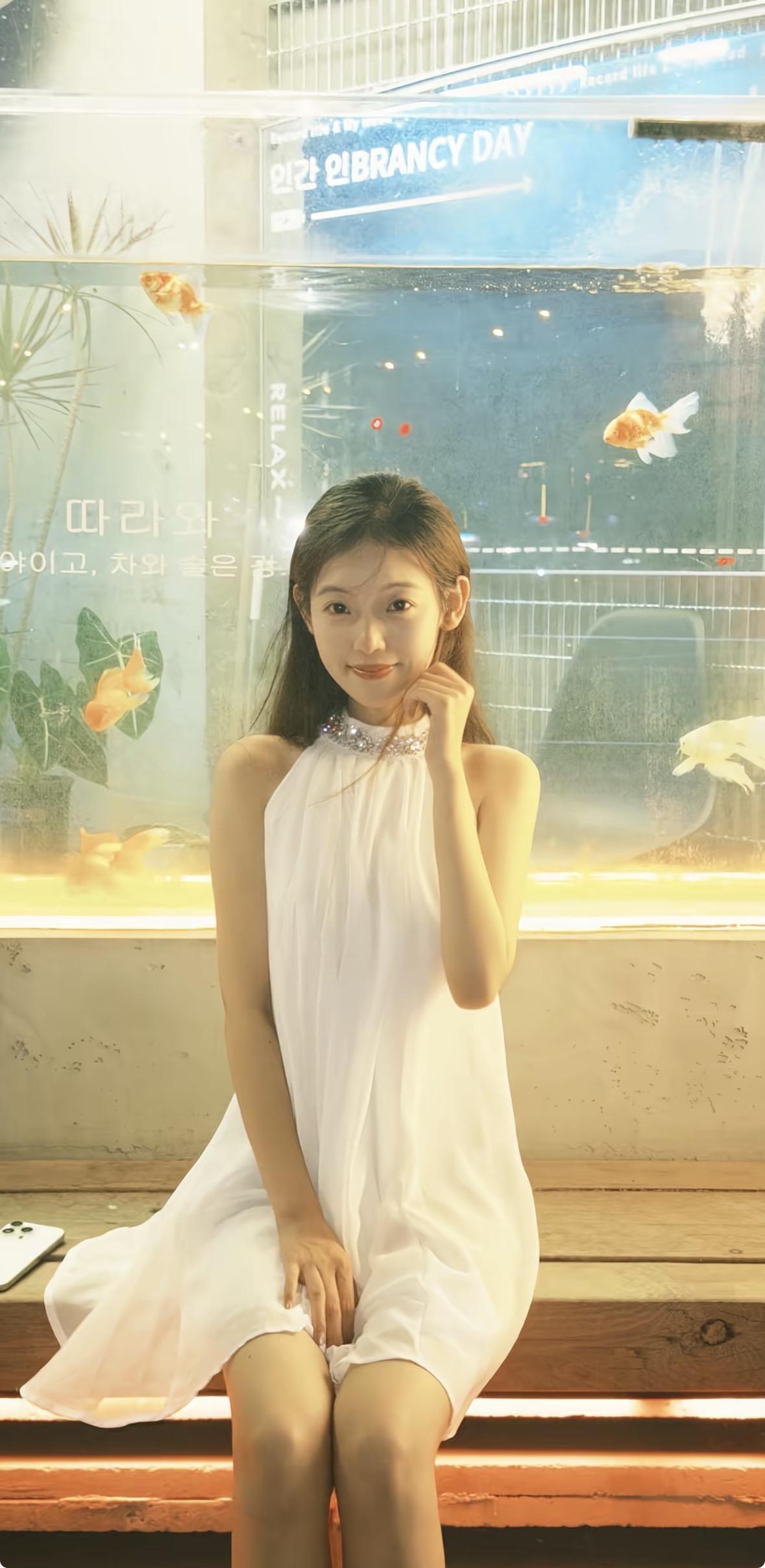 白色连衣裙，搭配清爽发型，坐在窗边，享受宁静时光。