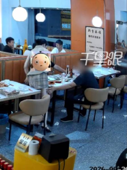 一家烧烤店内，一名醉酒男子，见老板娘身材曼妙，趁其结账的功夫，当众将手伸向了其下