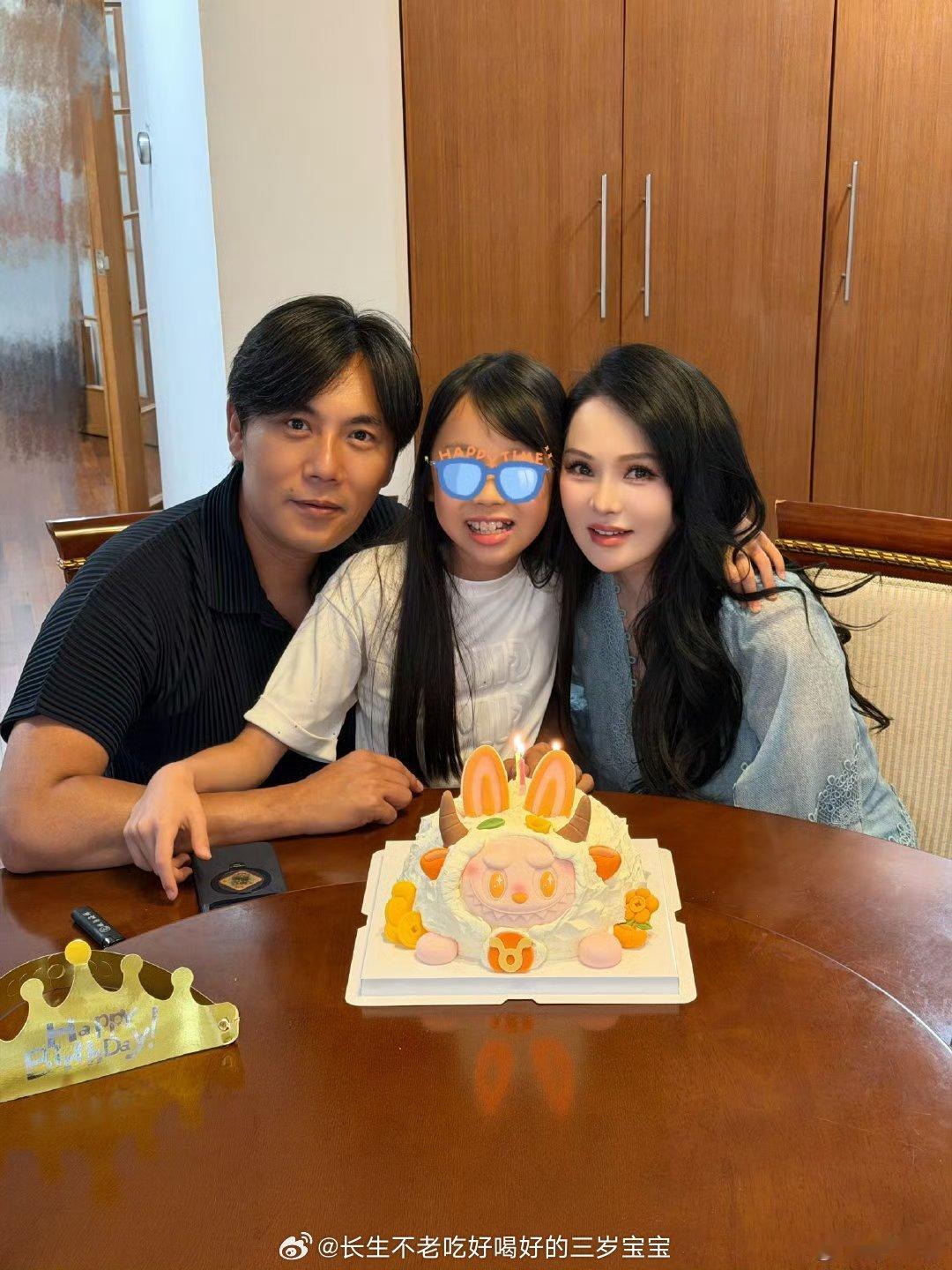 秦昊伊能静一家三口合照小米粒戴着眼镜坐在C位也太可爱了吧！一家三口的氛围感简直溢