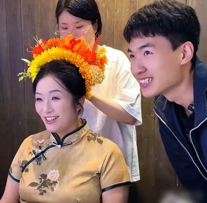 别再同情谢浩男妈妈了，她一天直播，就拿走了你一辈子都赚不到的钱。
早上9点开播