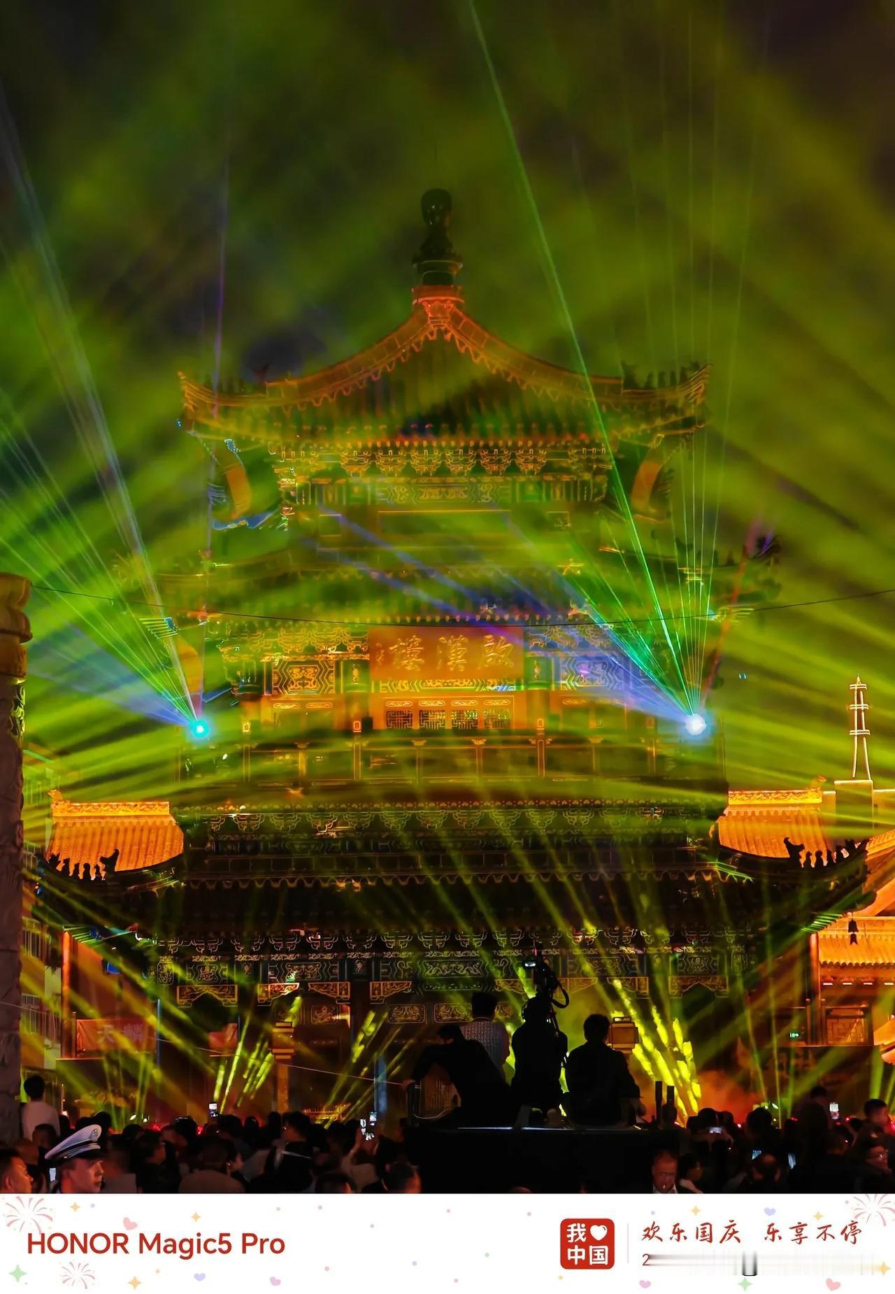 9月28日晚上，天水秦州区的主题灯光音乐晚会，现场太震撼了，绚丽的灯光秀和仿古的