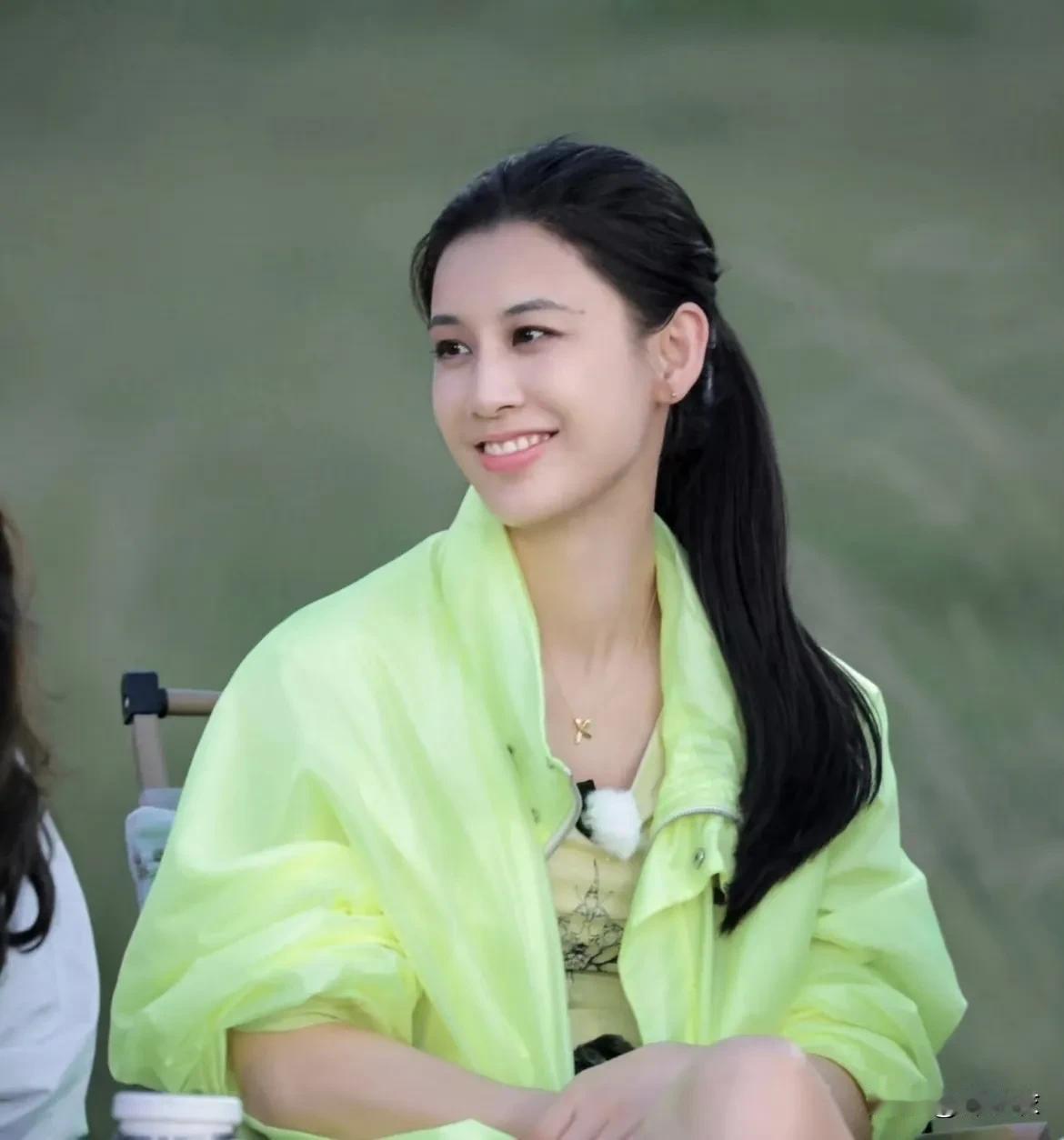 我对黄圣依改观是在一个什么婆婆与妈妈的综艺，一开始她大儿子跟她非常不亲，挺怪的，