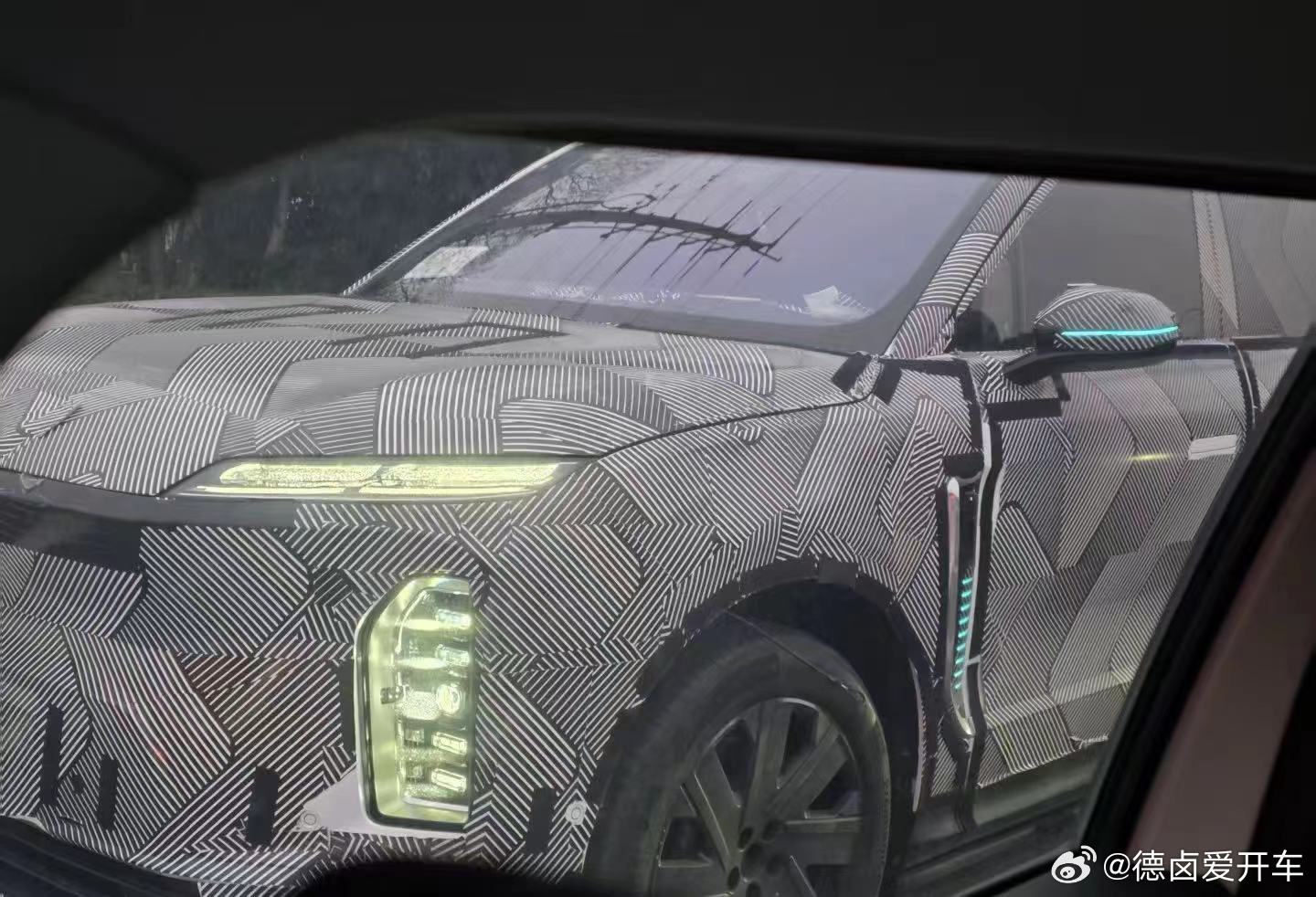 非常显性的小蓝灯，ES9一口气上9条，一切都为了辨识度。