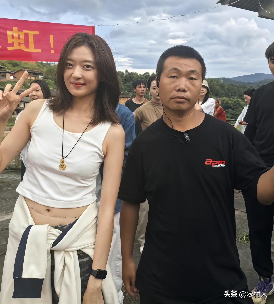 这个男的真是身在福中不知福，和大美女孙千合影还一脸不高兴的样子。摆着一张苦瓜脸，