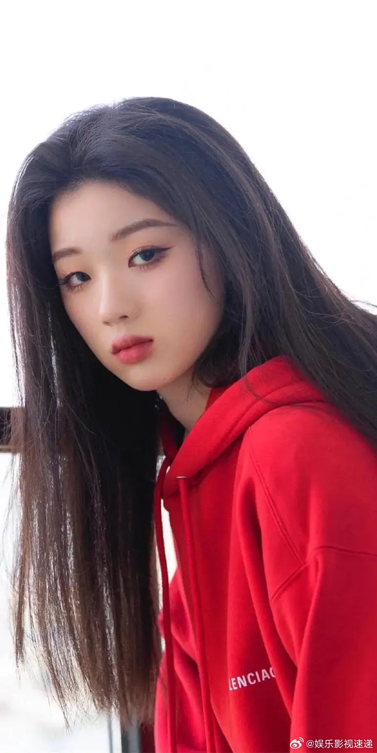 说实话，现在乐坛真挺浮躁的，可单依纯这姑娘，确实是个异类。24岁，本该是靠流量和