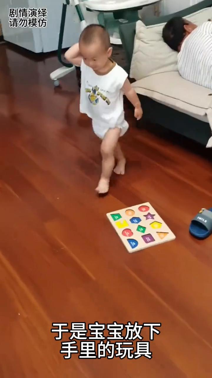 爷爷躺沙发上睡觉去翻身时，孙子看到赶紧去扶着他。
爷爷看娃太累躺沙发上睡着了，这