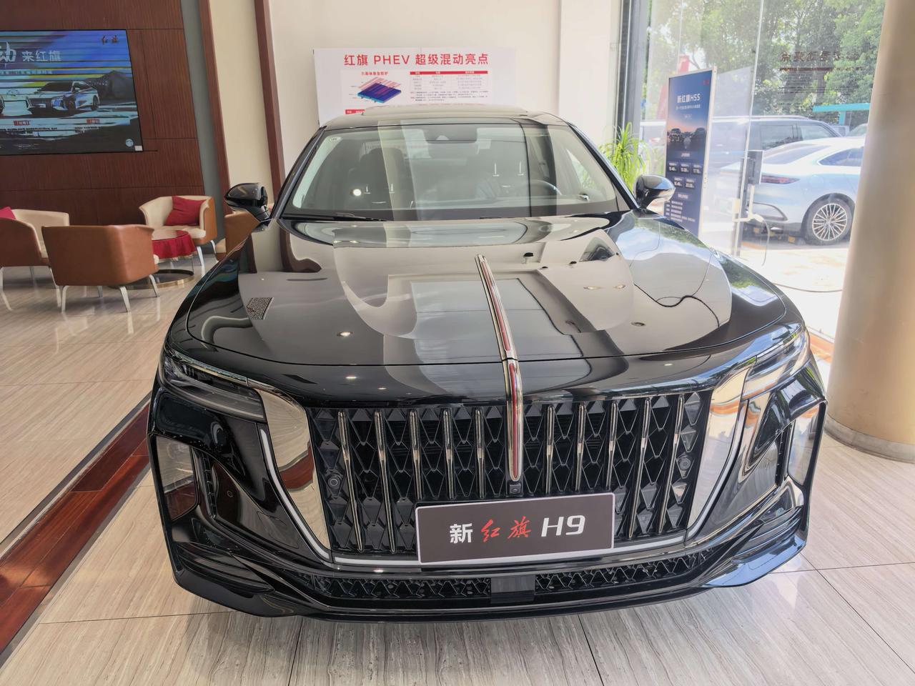新红旗H9的外观商务感非常突出，尽管越来越多的宝马、奔驰、奥迪开始使用年轻化的设