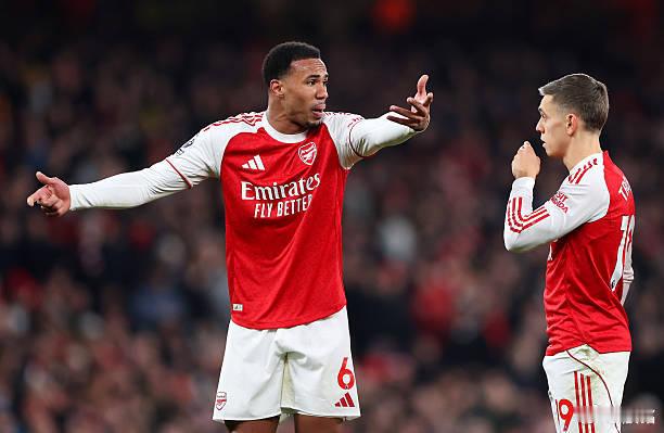 阿森纳2比3曼联 赛季初客场0-1输给利物浦，那会儿没人把这场失利当回事儿，毕竟