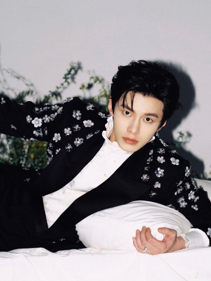 何与下班打卡何与下班六宫格 何与下班打卡 