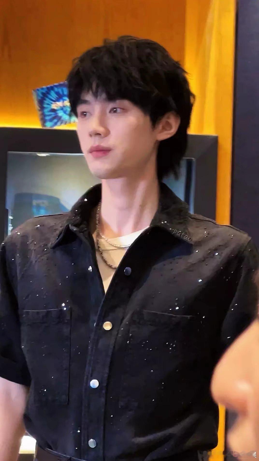 周翊然是不是发腮了，看起来头肩比好奇怪 ​​​