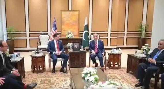 这谁受得了？美国凑了300号人去巴基斯坦谈判，结果伊朗直接甩出一堆硬核条件，要求