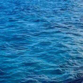 蓝海虹影澄澈无垠的天穹铺满大块蓬松的云絮，棉花般堆积在遥远的天际，白得透亮，被日