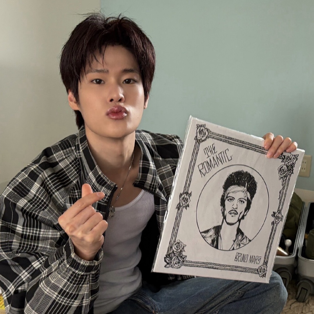好细节吧 我们豌豆儿的小房间里也出现了火星哥的唱片……是爱哦🤩 
