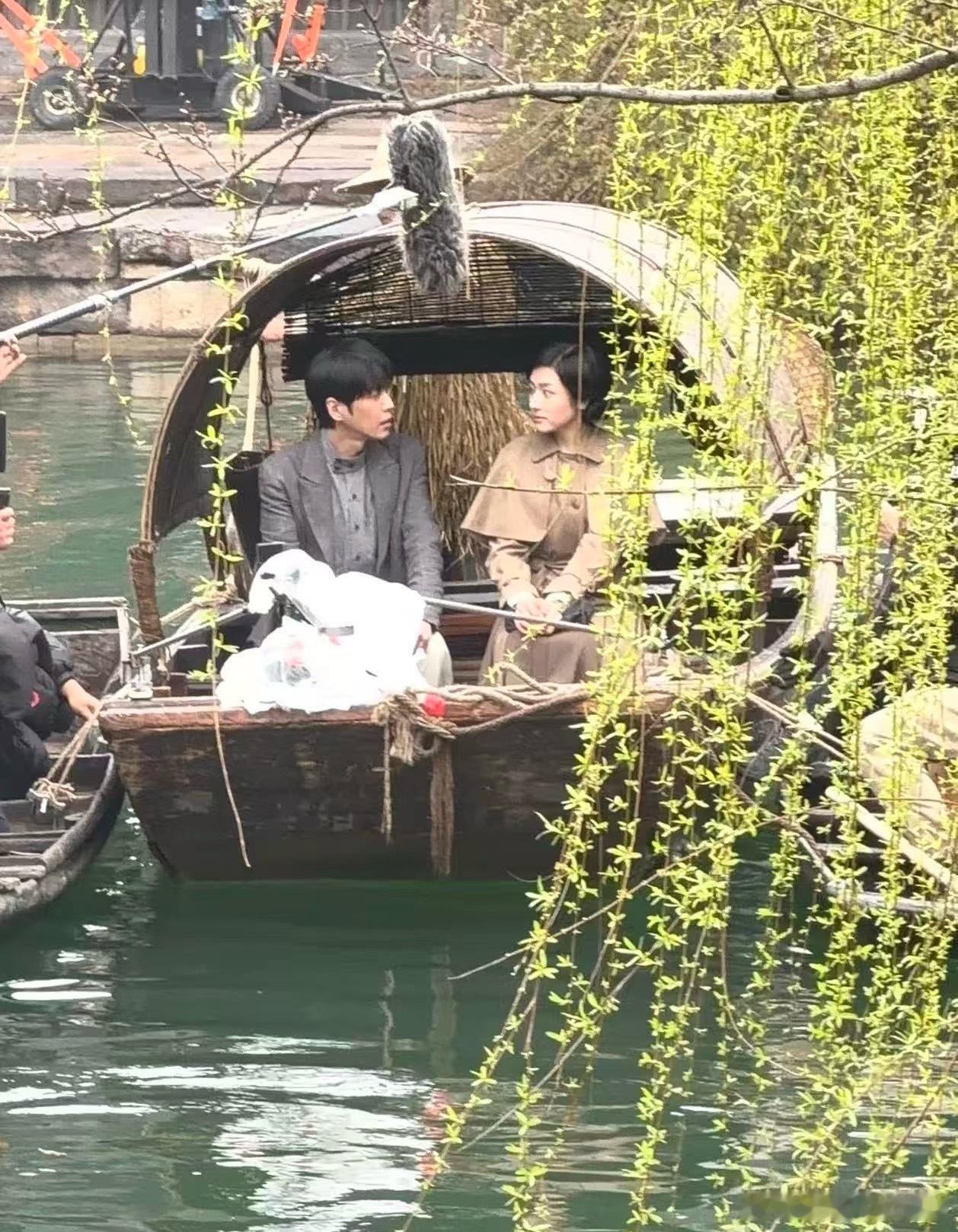 张若昀和李兰迪《千里江山图》路透，他两破次元壁了，不会是演一对吧🤔 