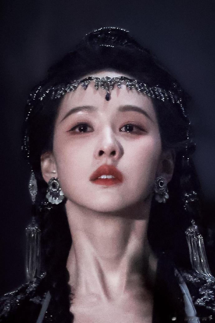 陈都灵月鳞绮纪雾妄言绝美落泪陈都灵的哭戏真的很有感染力，雾妄言落泪时没有嘶吼崩溃