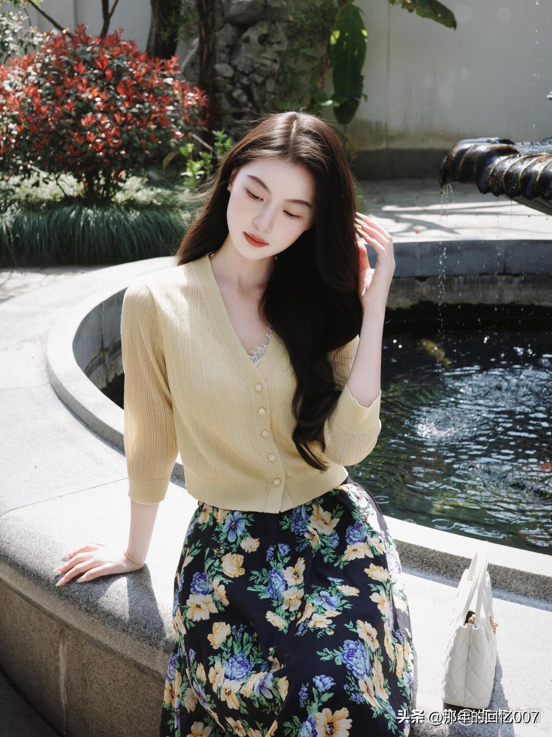 阳光下，浅黄色毛衣与印花裙搭配在一起，就是温柔与浪漫的代名词。冬春之际，“毛衣 