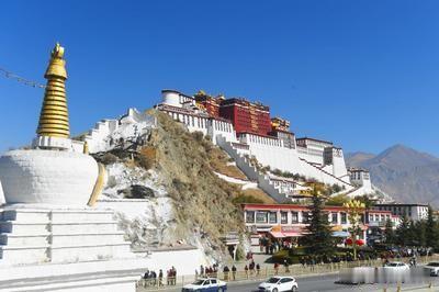 西藏是一个历史悠久的地区，历史古迹非常多，而且大多很经典

1、布达拉宫，拉萨地