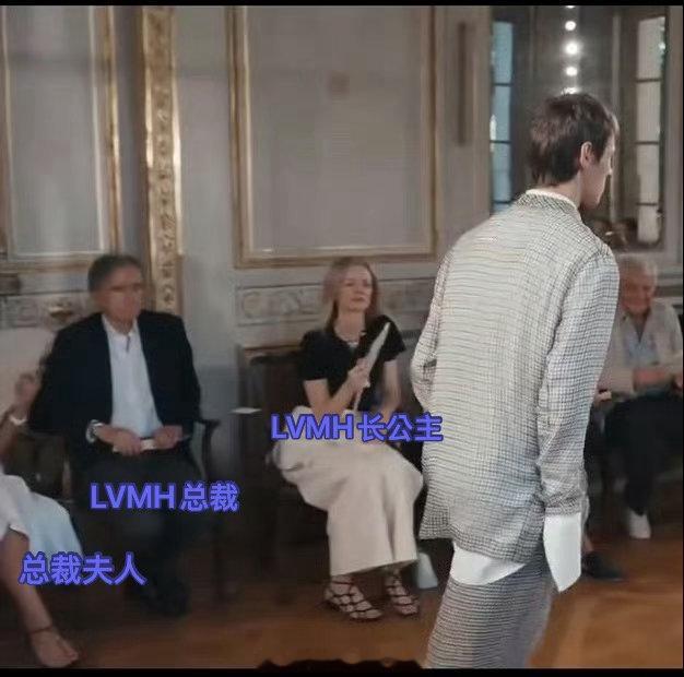 邓为Dior看秀座位紧邻LVMH集团总裁，夫人，长公主，左右手都是迪奥高层，这妥