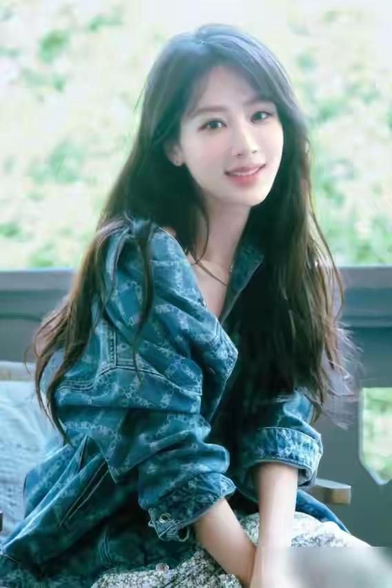 杨紫啊，杨紫怎么说你好呢？现在借钱都躲着，而你恰好却往上赶。
要说在娱乐圈跟谁借