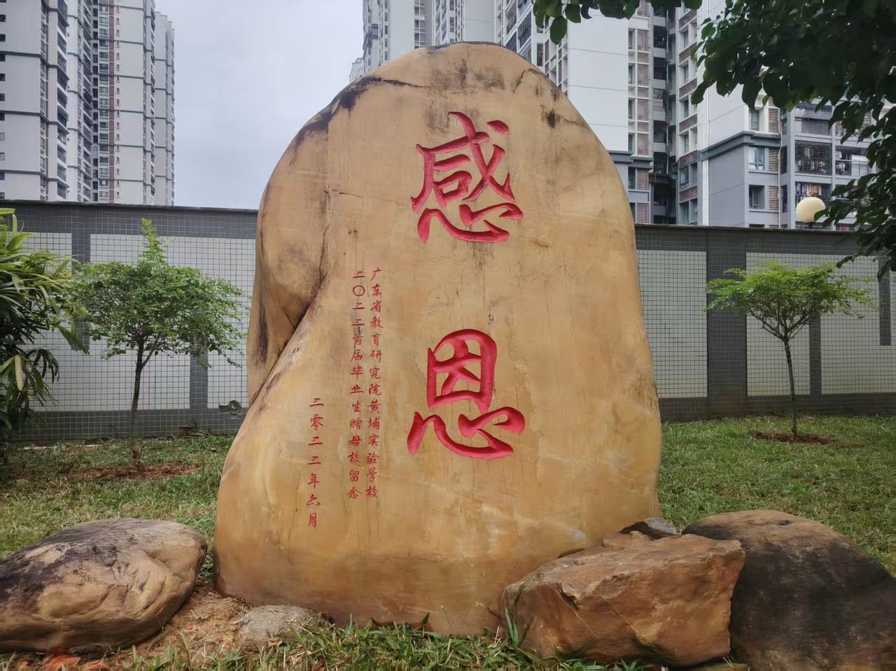 你觉得女人最重要的是美貌还是人品？这个问题本身，就是一个陷阱。
它把女人分成了两