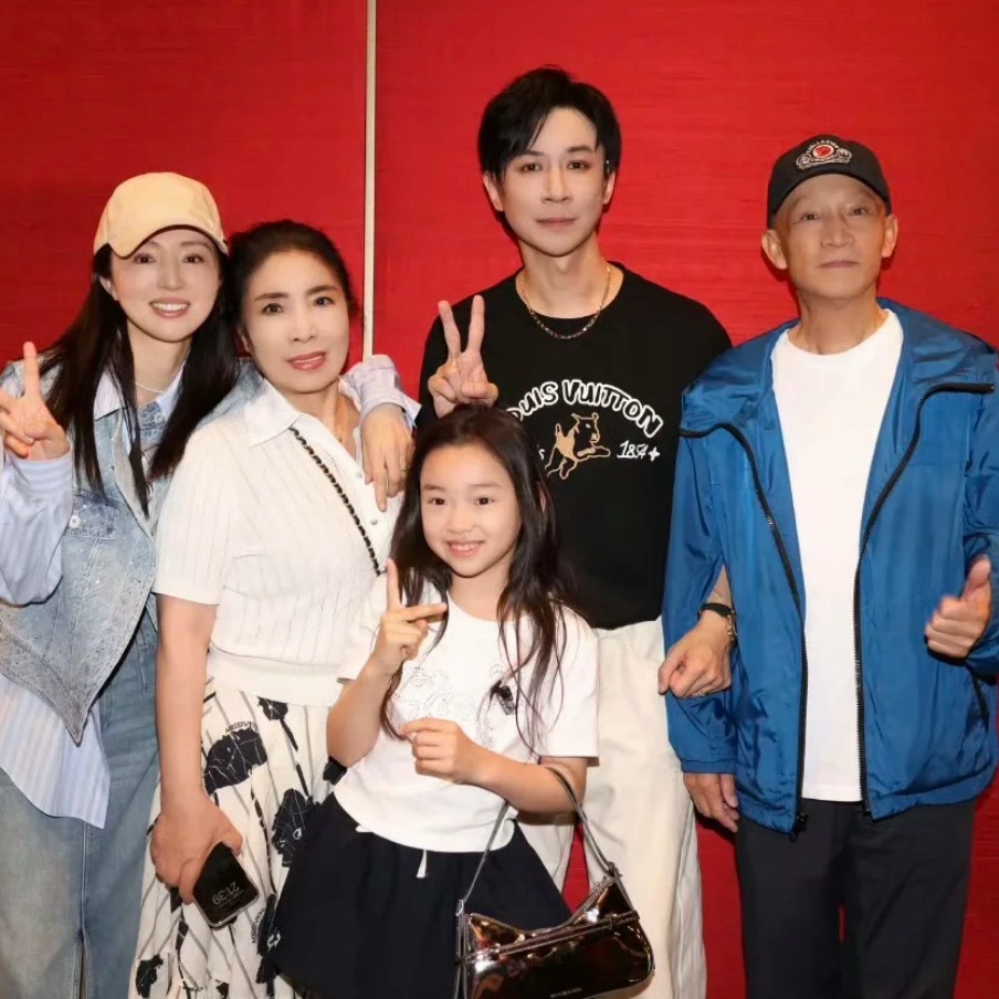 原来他早就发过全家福了当时还以为发的是明星合照 ​​​