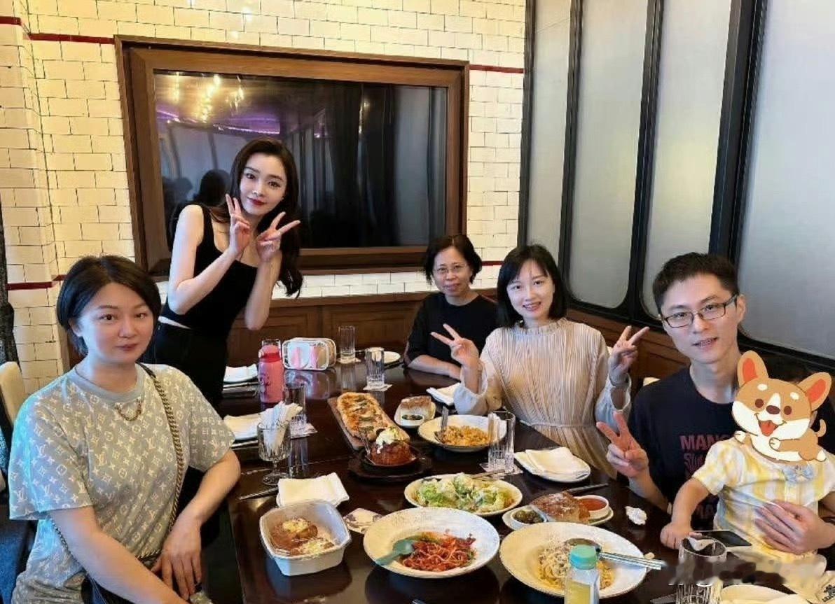 宋轶与家人聚餐合照，大多明星没了妆，没了美颜也就是普通人 