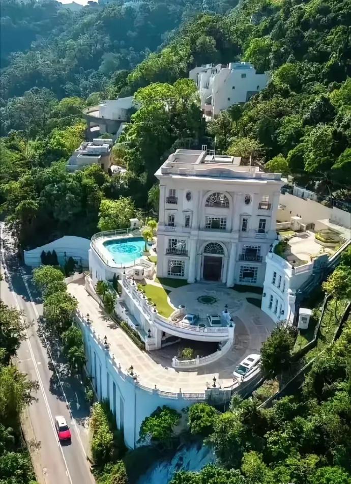 近日，市场上有消息称，李嘉诚打算出售其位于香港深水湾的“老宅”——深水湾道79号