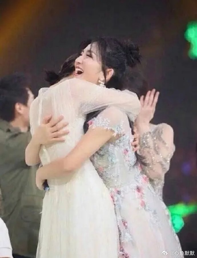 谢娜吴昕是多少年没联系过了，发俩张远古合照。 