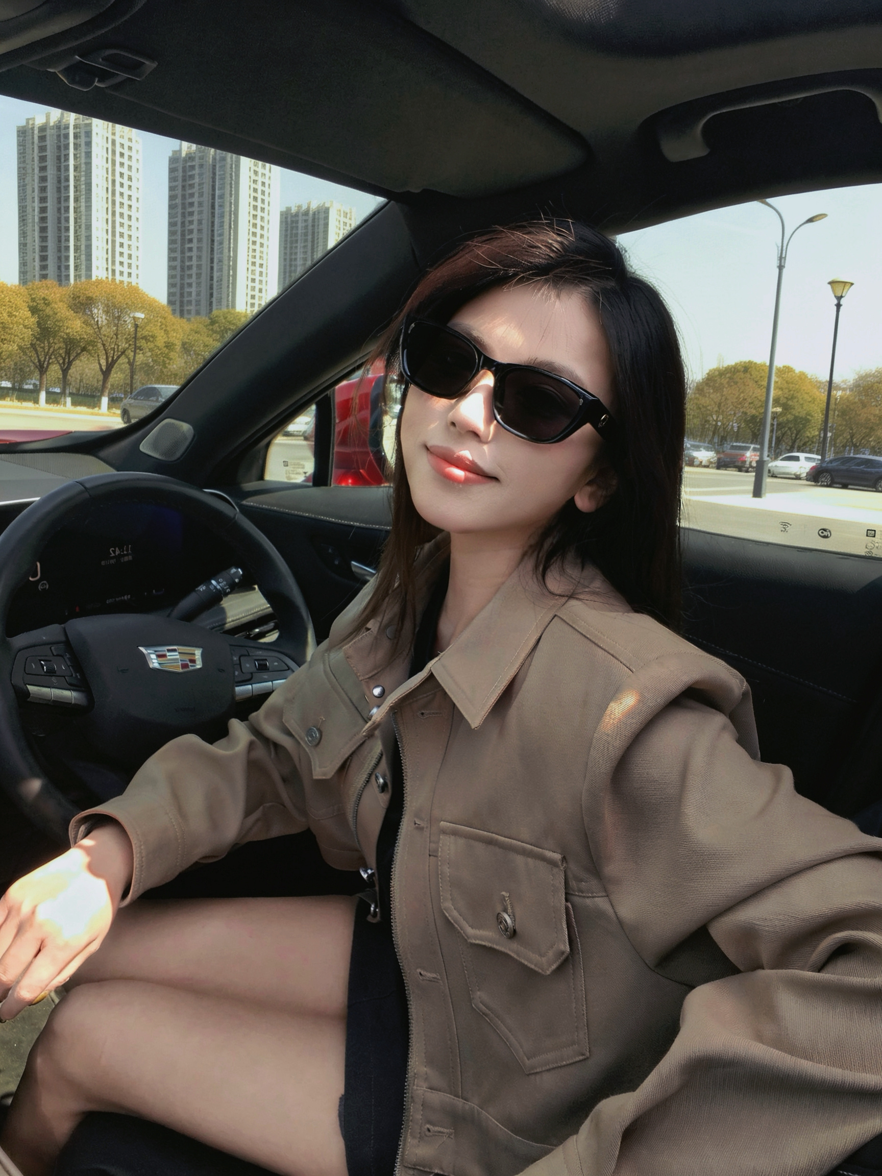 越看越觉得女生开凯迪拉克超级帅