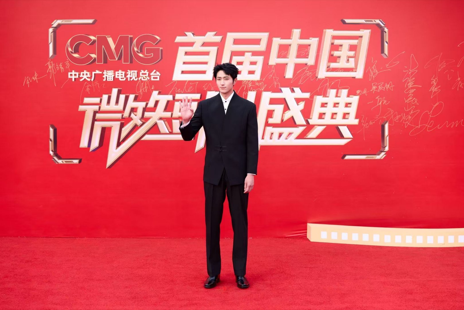 王凯沐红毯这几步走得正气十足 我说这个红毯就是的统治区吧，不愧是模特出身，每次都
