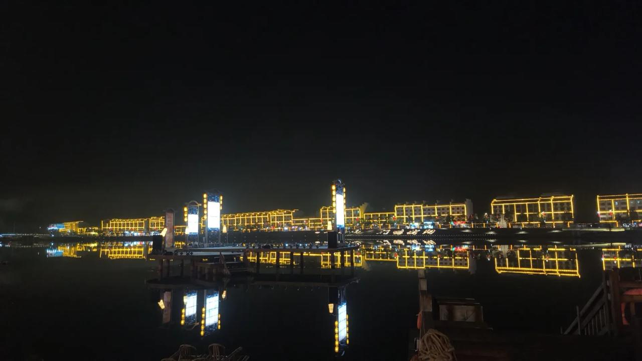 金月湖公园夜景一角请大家欣赏