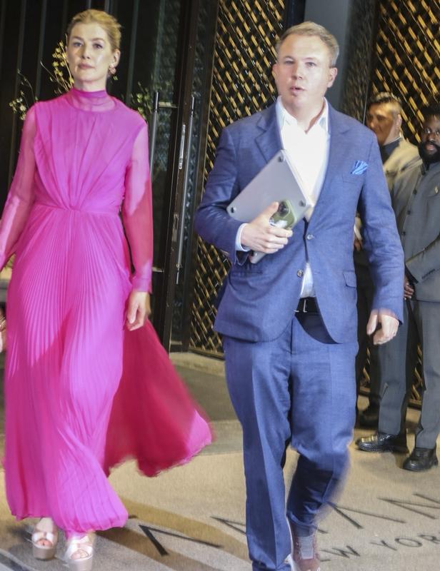 1月31日英国首相斯塔默到访上海时，身边的“中文十级”女星裴淳华格外引人注目。她