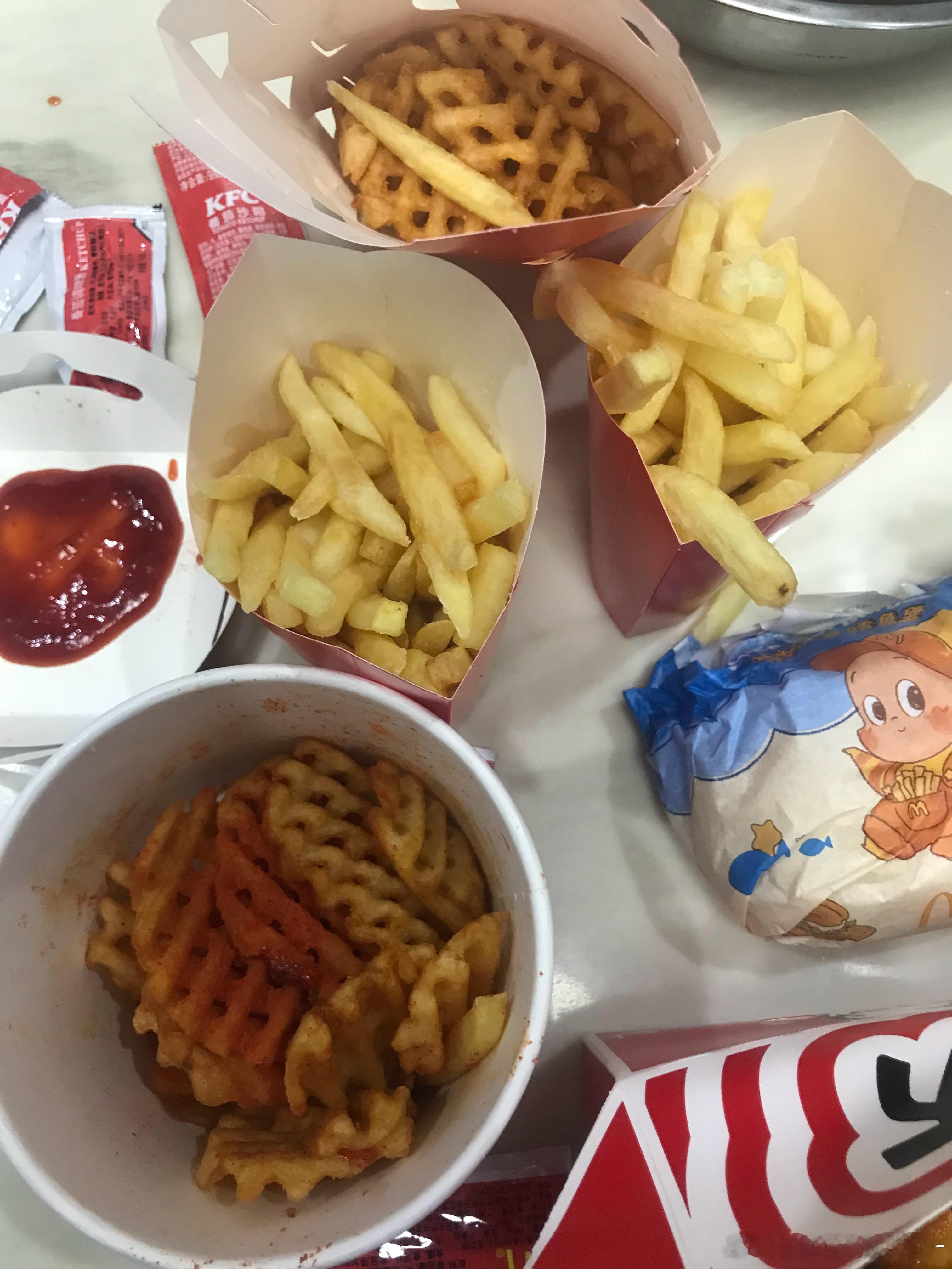 晚饭去小姨家吃她们让我过去吃麦叔叔我说我脸都肿了算了吧我说疯狂星期四我想吃肯爷爷