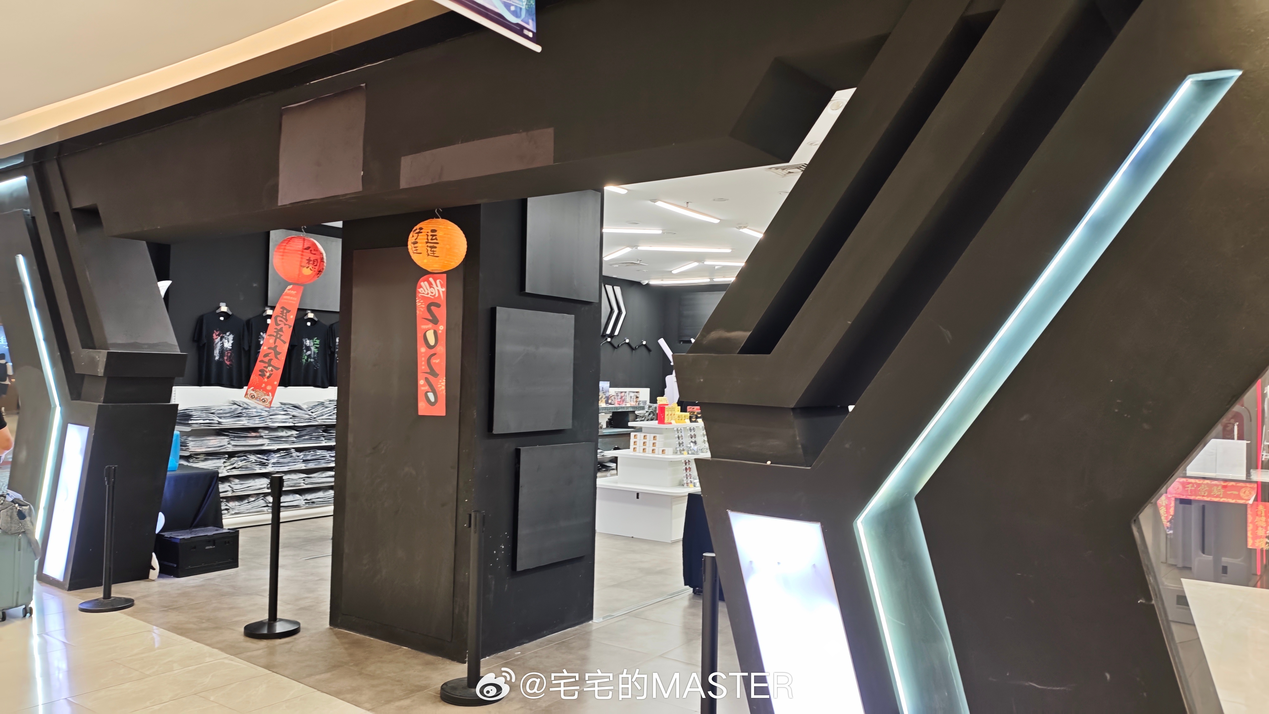唉光荣上海旗舰店说是关了 门口展示牌拆了 但是三国无双等的商品都在 也不知道还能