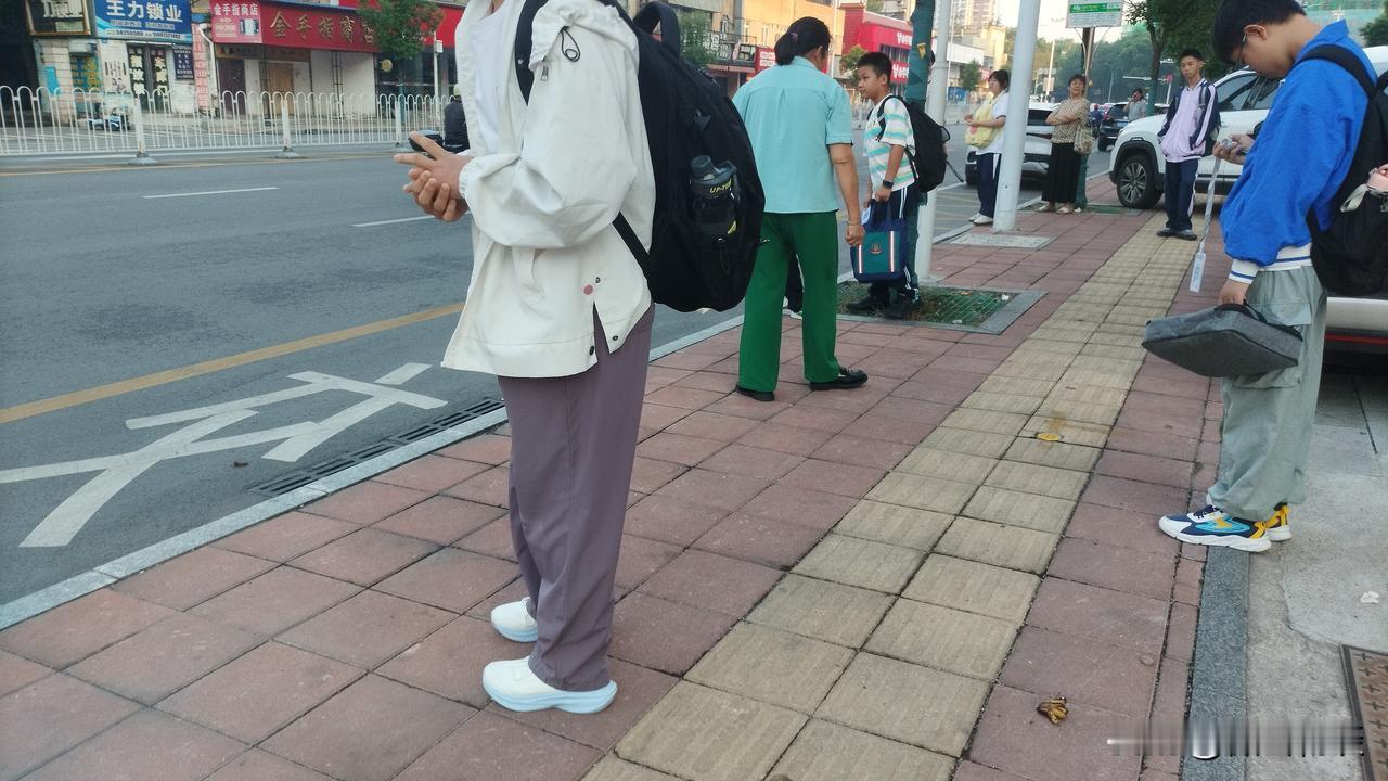 经常刷短视频，心里生出很多感慨。
 
现在网上有一部分创作者，为了博取流量，捕风