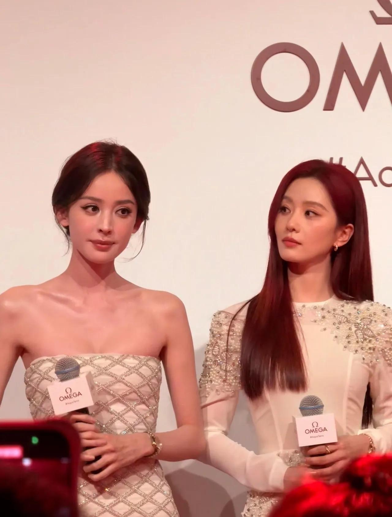 二位女神共同参加活动，我觉得还是古力娜扎更美