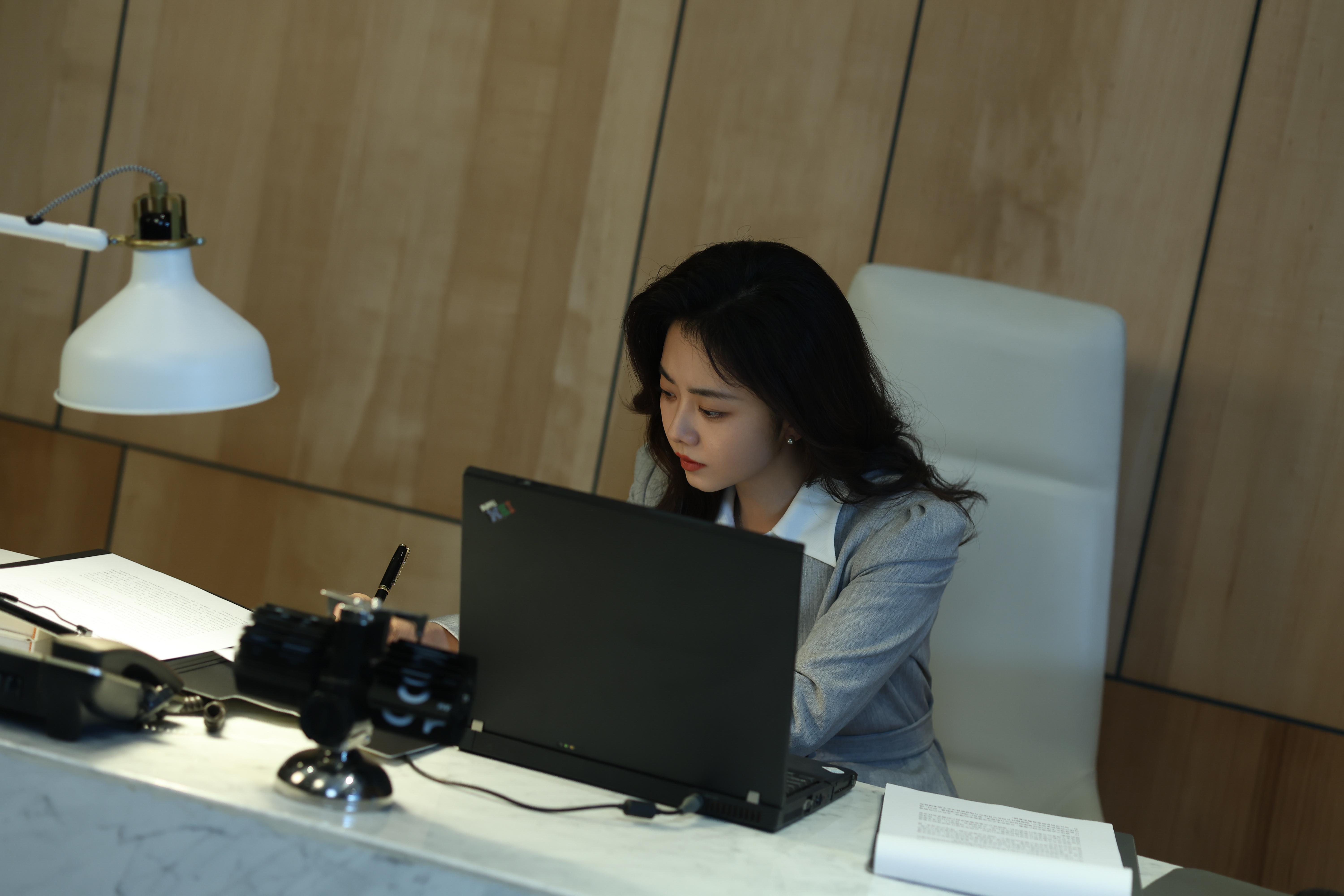 谭松韵 👩💼谭松韵我的山与海方婉之带着闯劲与韧劲，在异乡的职场里踏实前行。从