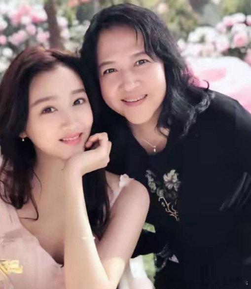 关晓彤和妈妈旧合影关晓彤和妈妈共用一张脸关晓彤和妈妈共用一张脸,这旧合影好有气质