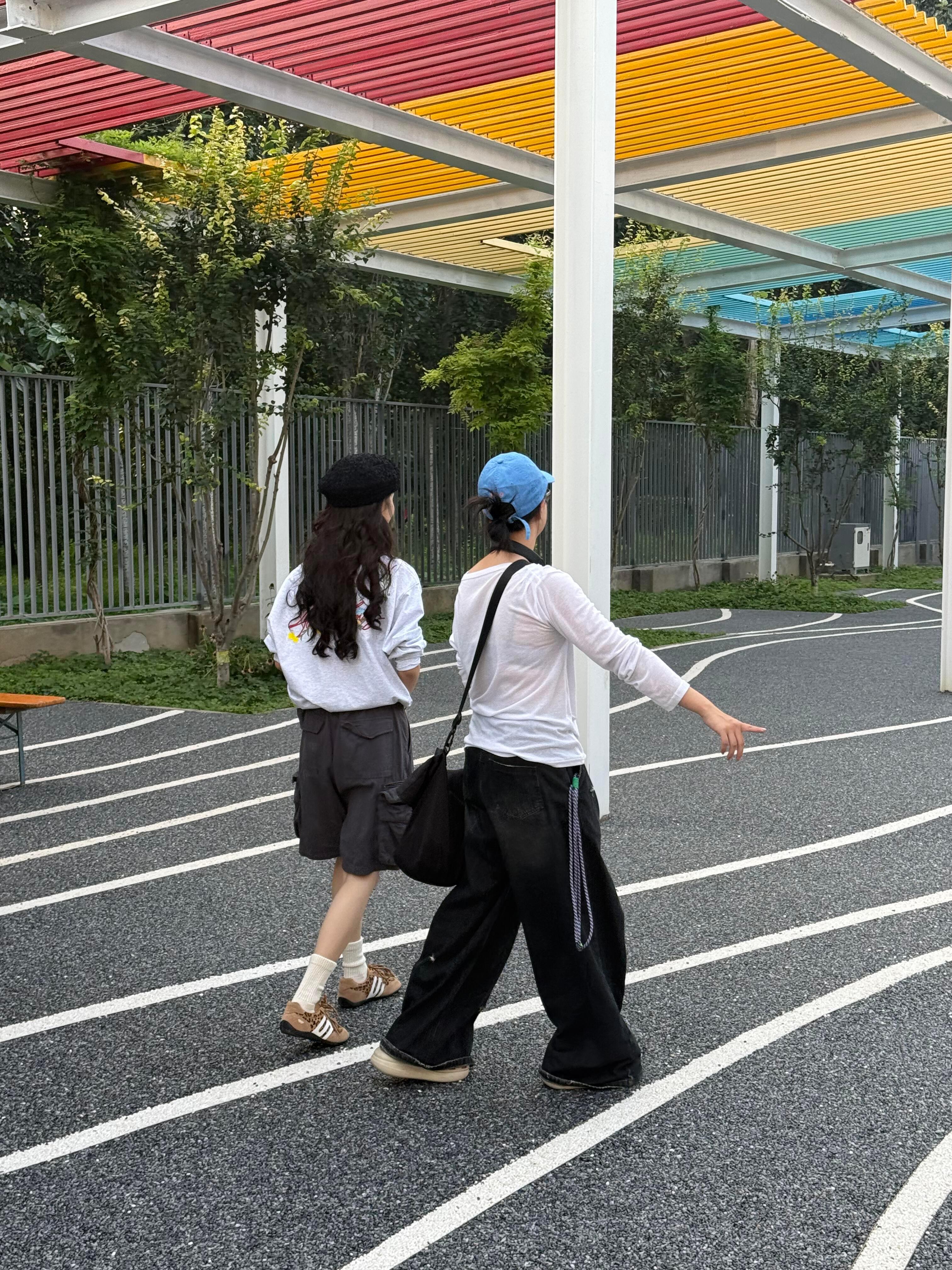 网友偶遇章若楠和朋友一起逛街了，新鲜的楠楠🥰🥰🥰网友偶遇章若楠和朋友一起逛