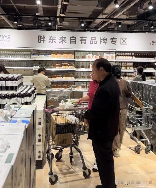 你不妨去问问裤头姐呀，真好奇她家里的胖东来购物车究竟是从什么地方弄来的？[捂脸]