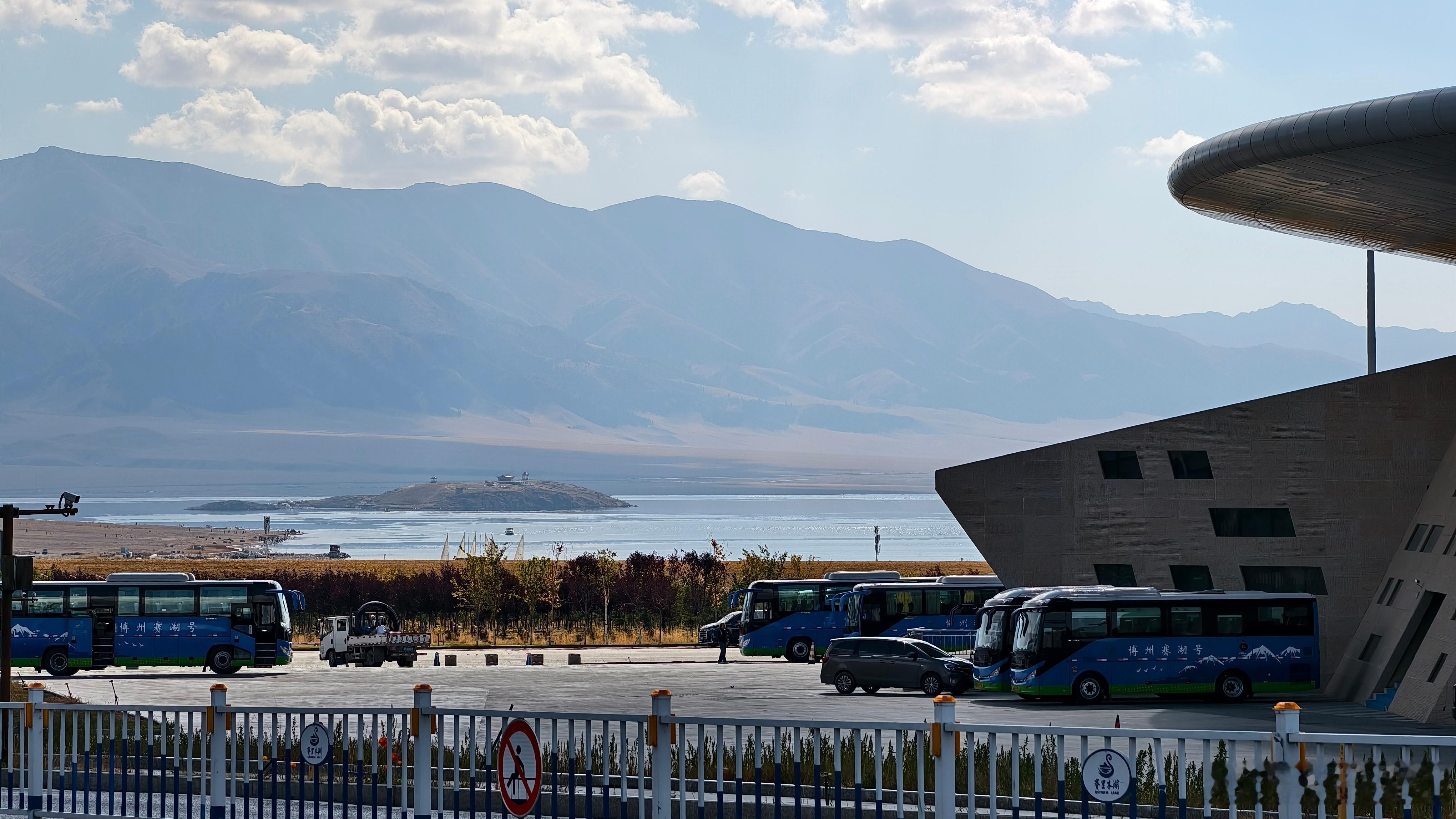 离开乌鲁木齐（图一），行车550公里，在赛里木湖东门外住下。 ​​​