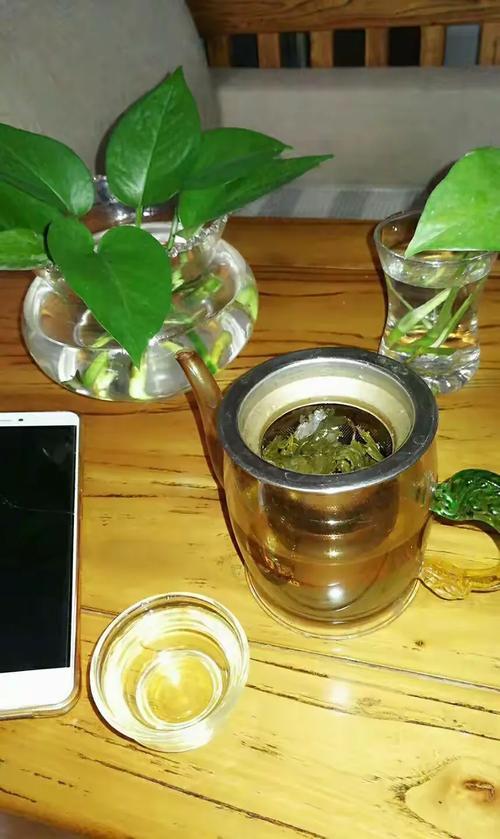 上联：一碗清粥熬岁月，
下联：半壶酽茶泡春秋。